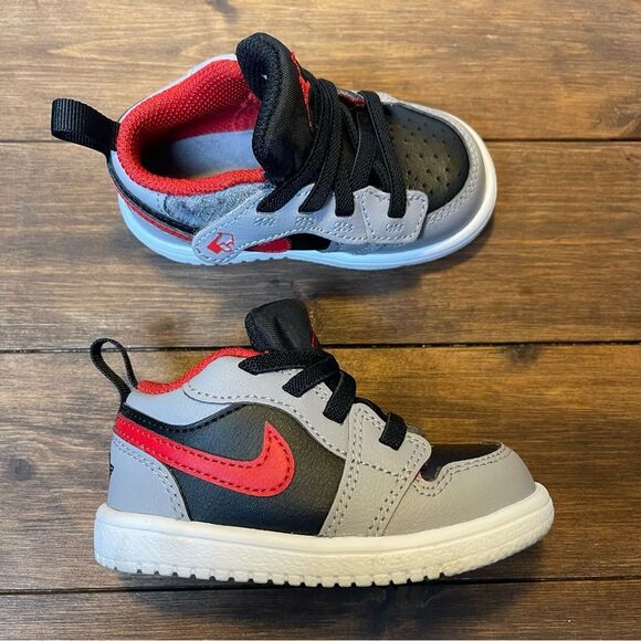 Nike Black and Red Sneakers with Classic Basketball Design - Picture 5 of 7